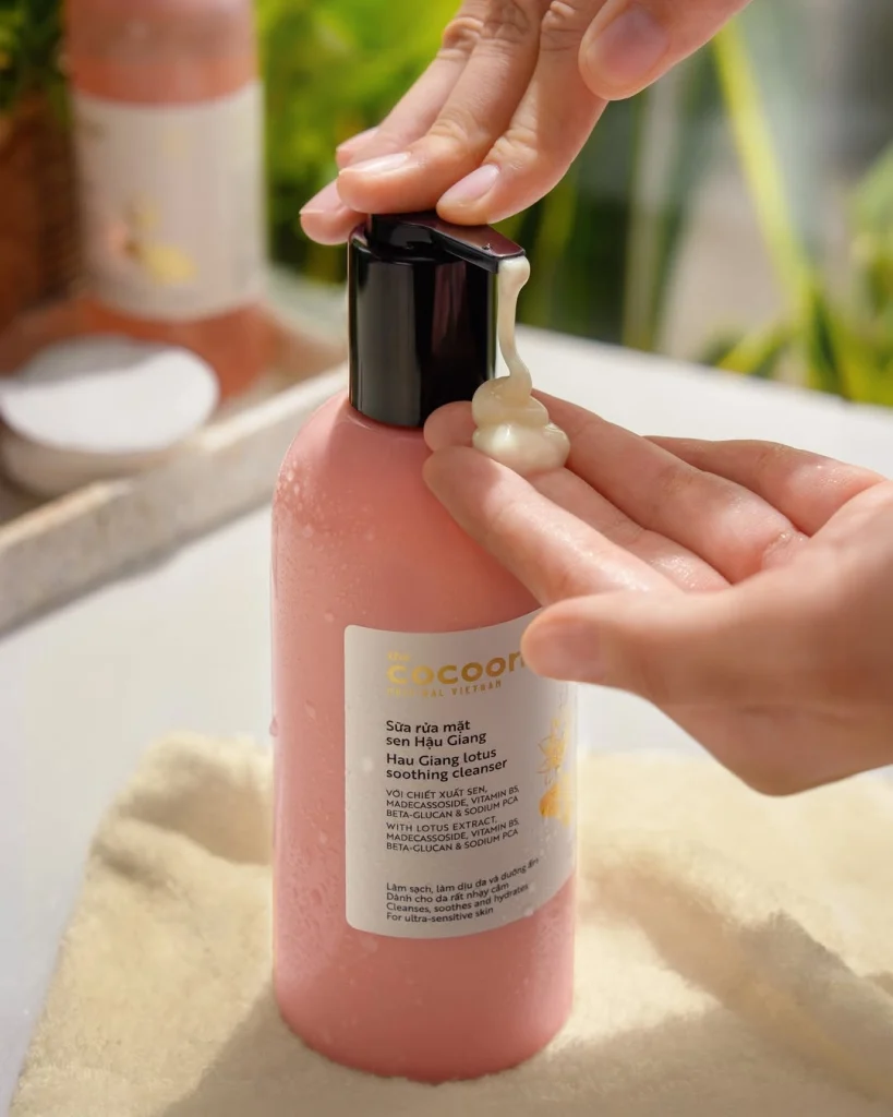 Sữa Rửa Mặt Sen Hậu Giang Cocoon 310ml Làm Sạch Dịu Nhẹ Cho Da Nhạy Cảm 2 Sữa Rửa Mặt Sen Hậu Giang Cocoon 310ml Làm Sạch Dịu Nhẹ Cho Da Nhạy Cảm - Ảnh 2